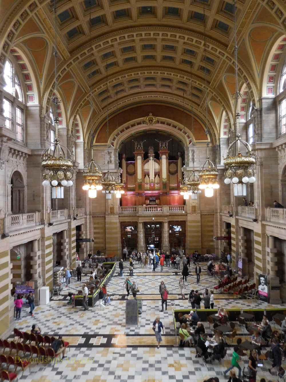Central hall  Kelvingrove Museum and Art Gallery